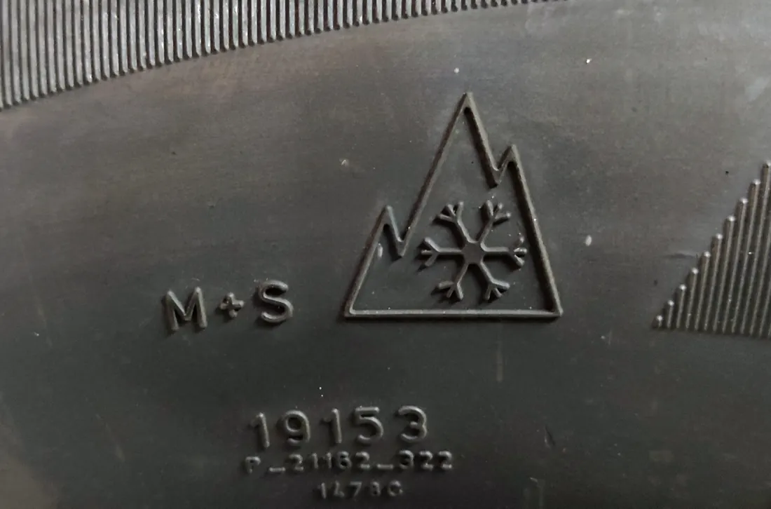 실제 타이어 옆면의 M+S 문자와 산봉우리 속 눈송이 3PMSF 표시