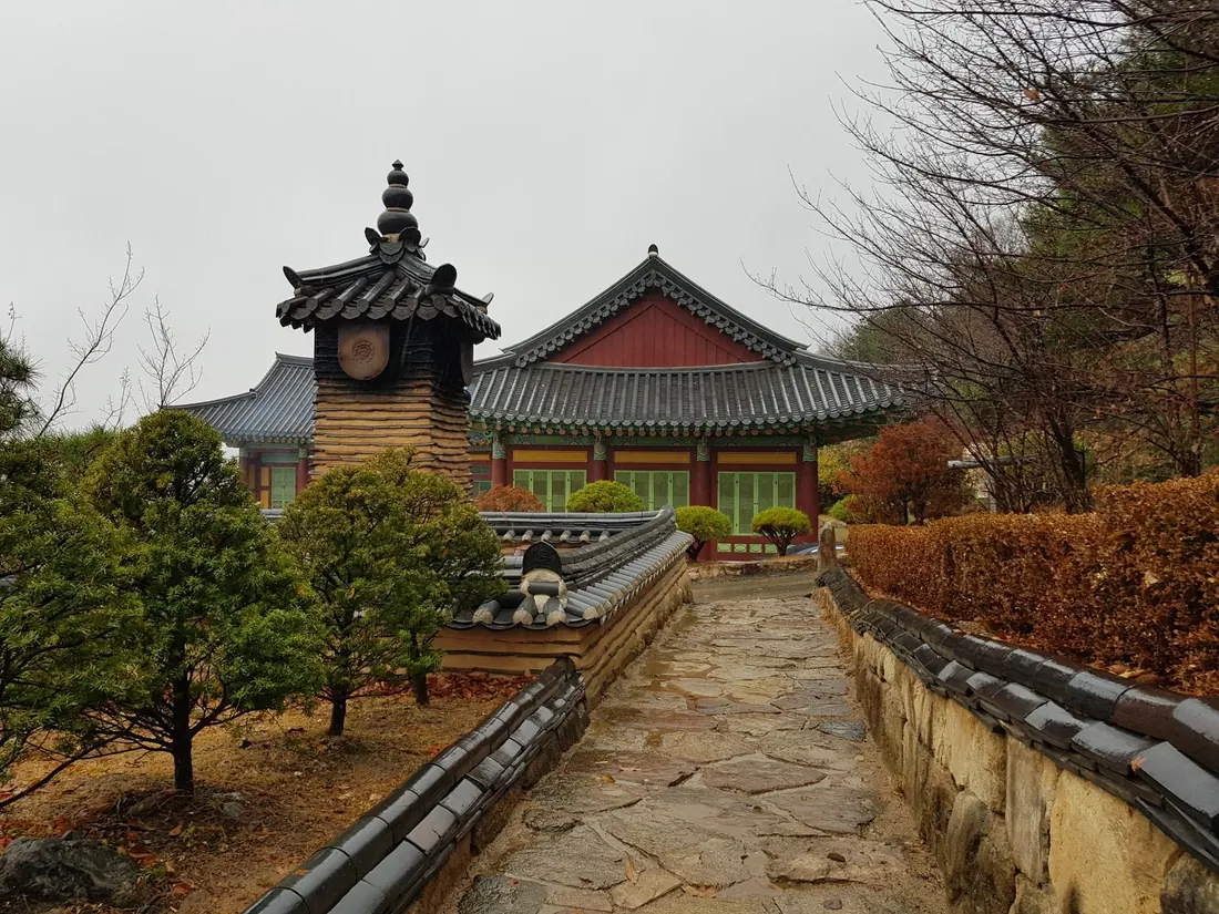 돌길 끝으로 사찰 전각이 보이는 경북 영주 부석사